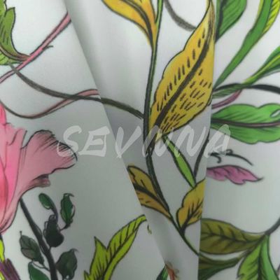 Experimente a mistura perfeita de conforto e desempenho com o nosso tecido de Yoga Wear