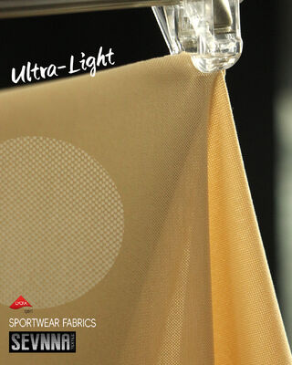 Tecido leve de Lycra elástica de 135 g/m² com 158 cm de largura e composição de 45% nylon + 55% Lycra para conforto superior